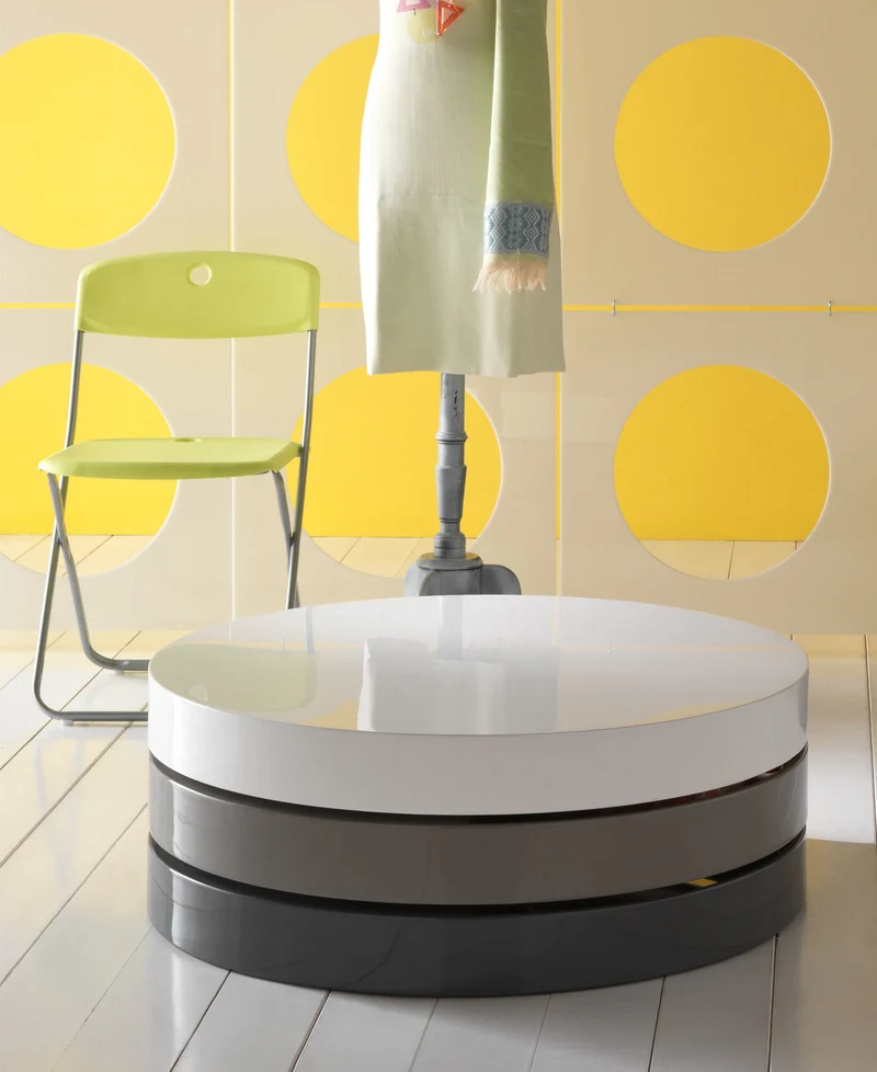 Tavolino da salotto moderno con ripiani contenitori girevoli laccati in bianco, grigio, grigio scuro