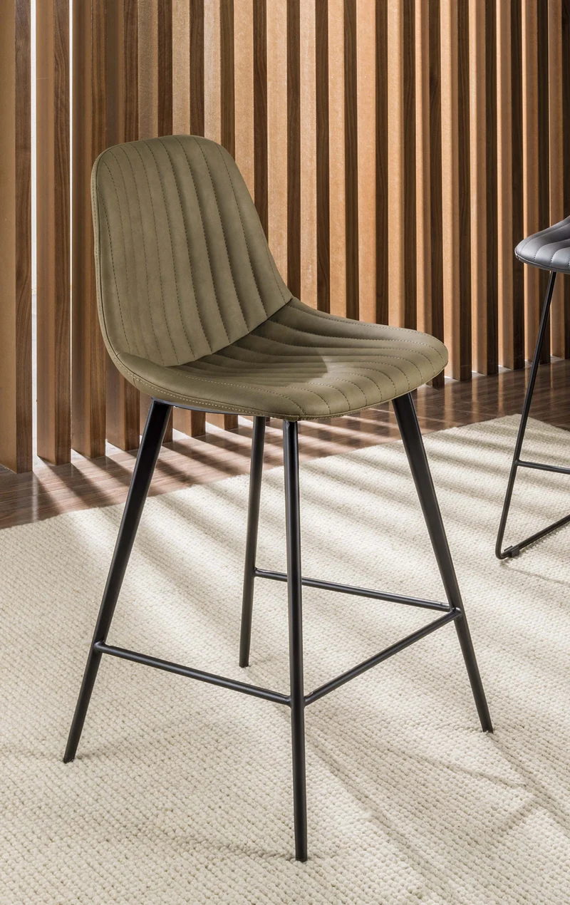 Set da 4 Sgabello moderno alto per bar gambe in metallo con seduta rivestita in ecopelle - vari modelli